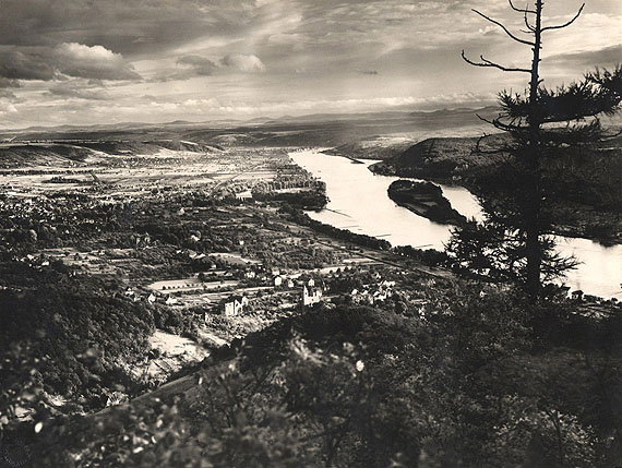 August Sander
Blick vom Drachenfels auf Königswinter und Nonnenwerth, 1936
Vintage Gelatin Silver Print
21.2 x 28.3 cm
Blindstamped on recto / Stamped on verso