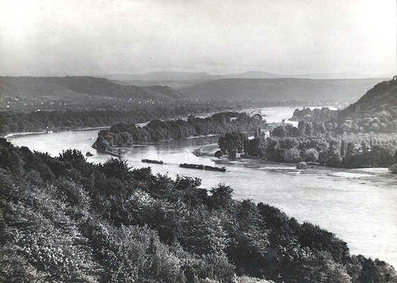 August Sander
Blick auf die Insel Nonnenwerth, 1930'
Vintage Gelatin Silver Print
17 x 23.8 cm
Blindstamped on recto / Stamped on verso