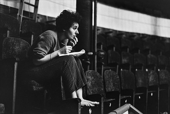 Martine Franck:
Ariane Mnouchkine, Leiterin des Théâtre du Soleil während einer Probe, Paris, 1968
© Martine Franck / MAGNUM Photos / Focus