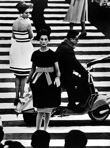 William Klein, Nina + Simone, Piazza di Spagna, Rome (Vogue), 1960, Platinum palladium print.Courtesy Howard Greenberg Gallery