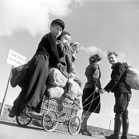 Margaret Bourke-White
Ein Paar zieht einen mit drei Kindern und
Proviant beladenen Handkarren
Deutschland, April 1945
Silbergelatineabzug
Syracuse University Library Collection, New York
© Time & Life / Getty Images