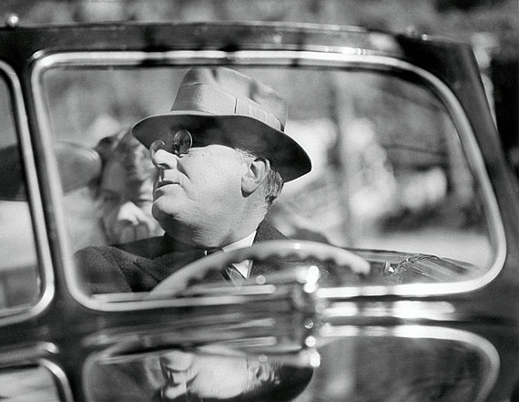 Margaret Bourke-White
US-Präsident Franklin D. Roosevelt (1882-1945) mit seiner Frau Eleanor
im Auto auf seinem Anwesen in Warm Springs, Georgia, 1. November 1938
Silbergelatineabzug
The Gary Davis Collection, New York
© Time & Life / Getty Images
