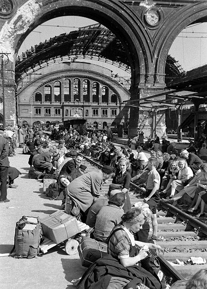 Margaret Bourke-White
Menschen an den Bahngleisen im kriegszerstörten Anhalter Bahnhof
Berlin, August 1945
Silbergelatineabzug
Syracuse University Library Collection, New York
© Time & Life / Getty Images