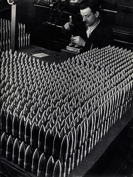 Margaret Bourke-White
Tschechischer Arbeiter in einer Skoda-Munitionsfabrik
beim Punzieren von 15-cm-Granathülsen
Tschechoslowakei, Pilsen, Juni 1938
Silbergelatineabzug
Howard Greenberg Gallery, New York
© Time & Life / Getty Images