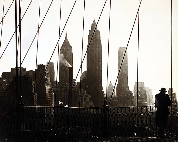 Paul Himmel
Aussicht von der Brooklyn Bridge, New York, 1946-1950. Silbergelatine 25,7 x 32,1 cm
© Paul Himmel
