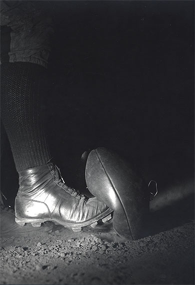 Harold EdgertonWes Fessler kicking a football, 1934Gelatin silver print44.5 x 38.8 cm© Harold Edgerton, 2013, courtesy of Palm Press, Inc.