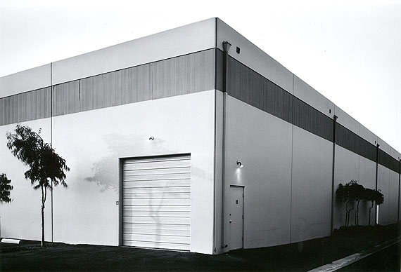 Lewis BaltzSoutheast Corner, Semicoa, 333 McCormick, Costa Mesa, 1974aus der Serie The New Industrial Parks Near Irvine, CaliforniaAlbertina, Wien