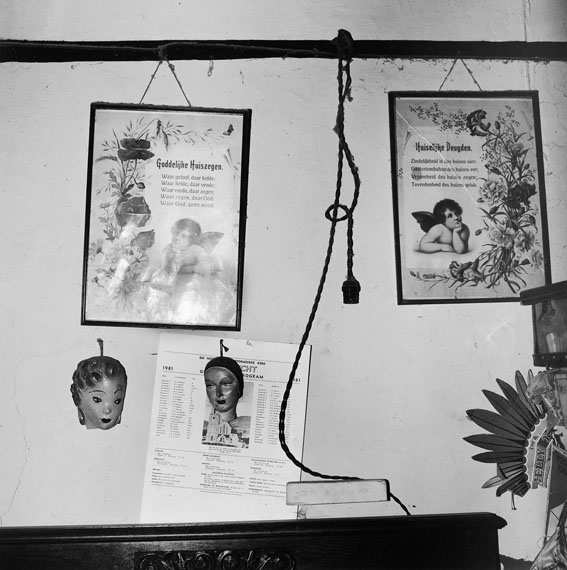 Roger Ballen
Wall above bed, Dordrecht, 1984
aus der Serie Dorps
© Roger Ballen