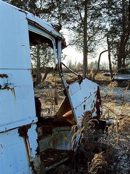 Knut Wolfgang Maron: aus der Serie Dakota Bar / barns and rotten cars