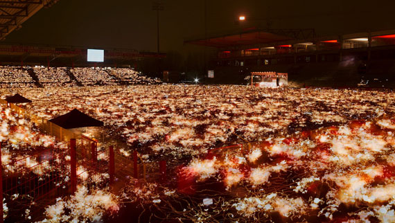 Wesely, Michael
Weihnachtssingen, 1.FC Union Berlin, Alte Försterei, Berlin (19.04 - 20.11 Uhr, 23.12.2012), 2013
C-Print on aluminium