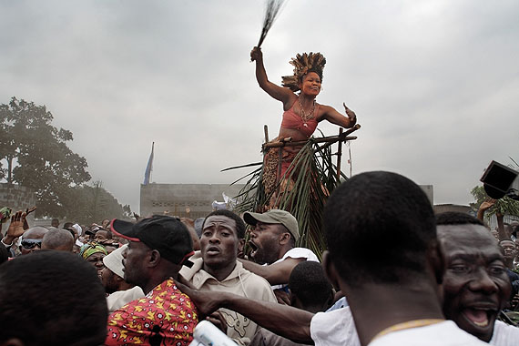 Guy Tillim
A traditional dancer and crowd salute Jean-Pierre Bemba as he walks to a rally from the
airport, Kinshasa, July 2006.
Series: Congo Democratic
July 2006
Kinshasa, DRC