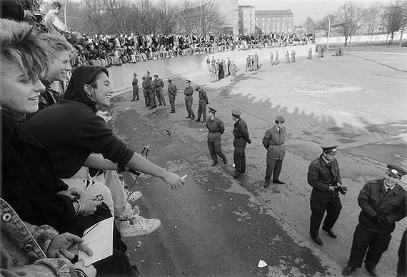 Barbara Klemm: Berlin,&ensp;M&auml;dchen auf der Mauer, 10.11.1989