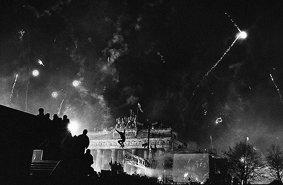 Arno Fischer: Berlin, Silvester am Brandenburger Tor, 31.12.1989