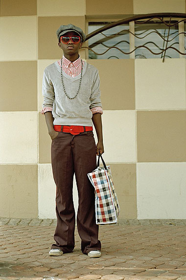 Nontsikelelo VelekoKepi VI (Beauty is in the eye of the beholder) , 2003/2006 Pigment ink on cotton rag paper, 109 x 81 cmcourtesy: Kuckei + Kuckei, Berlin and Goodman Gallery, Cape Town