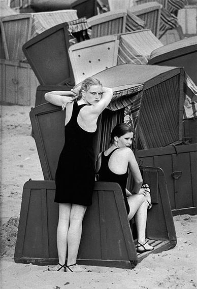 © Sibylle Bergemann, Marisa und Liane, Sellin, Insel Rügen, Mecklenburg-Vorpommern, 1981 / Courtesy Johanna Breede PHOTOKUNST