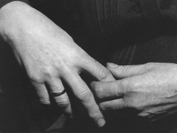 Les mains de ma m&egrave;re, 1919, Budapest &copy; Estate of Andr&eacute; Kert&eacute;sz