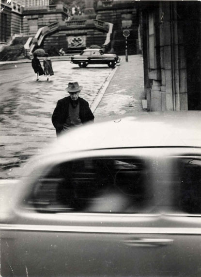 Marcel Broodthaers
Devant le Palais des Beaux-Arts, 1960
Vintage gelatin silver print
© Marcel Broodthaers Estate
Courtesy Feroz Galerie, Bonn
