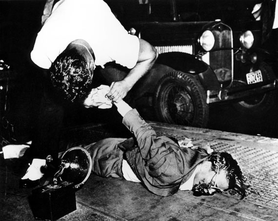 Der Erkennungsdienst bei der Arbeit, 1941 &copy; Weegee/ Institut f&uuml;r Kulturaustausch, T&uuml;bingen 2013. 