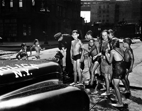 Polizei beendet Stra&szlig;endusche der Kinder, 1944 &copy; Weegee/ Institut f&uuml;r Kulturaustausch, T&uuml;bingen 2013.