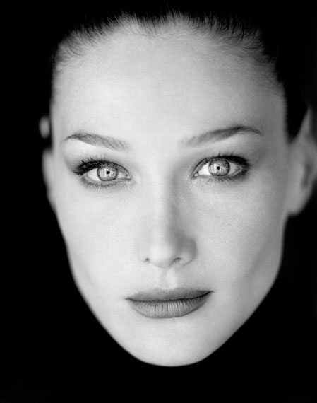 Peter H&ouml;nnemannCarla Bruni, 2000Fine Art Print auf Hahnem&uuml;hle Barytpapier112 x 93 cmAuflage 1/7Sch&auml;tzpreis 3.500,- EUR