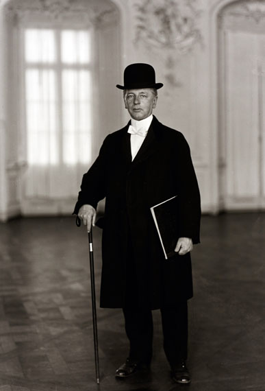 AUGUST SANDER (1876–1964)
‘Der Pianist’ (Max van de Sandt), Cologne 1928
Gelatin silver print, printed 1990 by Gerd Sander
59 x 40,2 cm (23.2 x 15.8 in)
€ 12,000–15,000