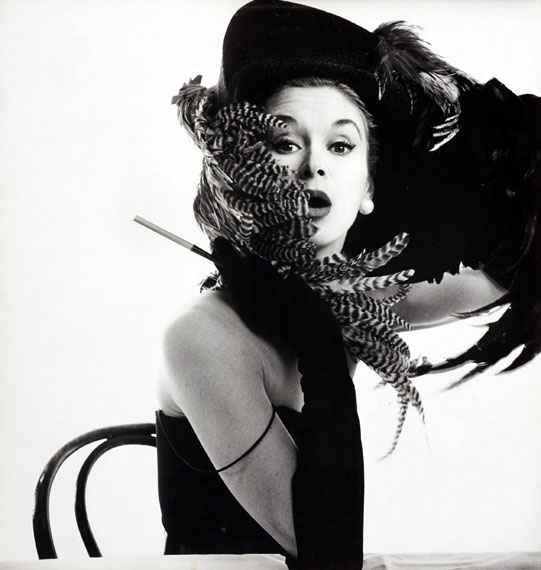 IRVING PENN (1917–2009)
‘Woman in Chicken Hat (Lisa Fonssagrives-Penn)’, New York 1949
Vintage silver print, mounted on original cardboard
42,0 x 39,8 cm (16.5 x 15.7 in)
€ 50,000–60,000
