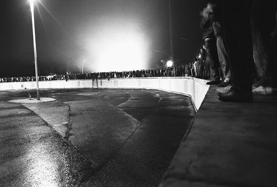 Ludwig Rauch: Berlin, Mauer am Brandenburger Tor, wenige Minuten vor der Mauer&ouml;ffnung, 09.11.1989