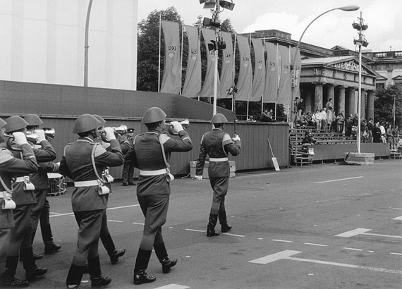 Ulrich Wüst: Berlin, Parade in der Straße Unter den Linden, 06.10.1989