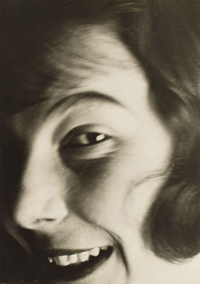 L&aacute;szl&oacute; Moholy-Nagy, Portrait Ellen Frank, c. 1929Vintage gelatin silver print. 27.8 x 19.5 cm (29.9 x 23 cm)Estimate &euro; 20,000 &ndash; 25,000