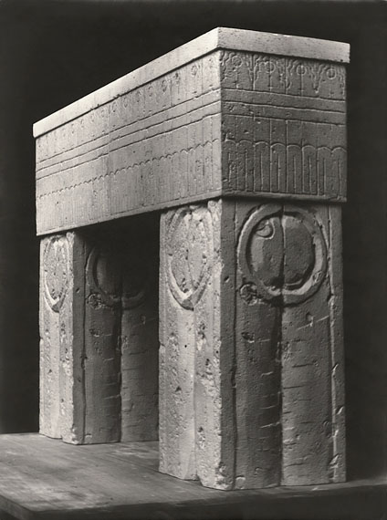 Constantin Br&acirc;ncuşiMAQUETTE DE LA PORTE DU BAISER.Um 1935-1937.Vintage oder fr&uuml;herSilbergelatineabzug.39,6 x 29,6 cm