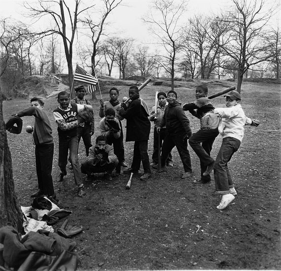 Arbus, Diane"Baseball Game, Central Park". New York 1962. Later gelatin silver print from original negative by Neil Selkirk. Number 2/75. 35,8 x 37cm.&euro; 6.000 - 8.000