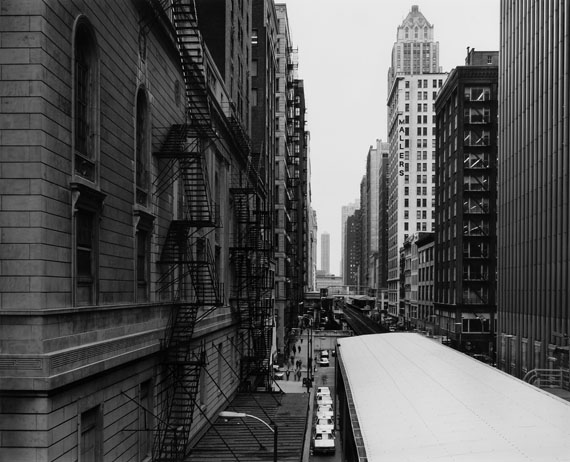 Struth, Thomas"Wabash Avenue / The Loop".Chicago 1990. Gelatin silver print. Mat. Original artist's frame. One of an edition of 10. 45,5 x 56,2cm (frame: 73,6 x 85,7cm).&euro; 9.000 - 11.000