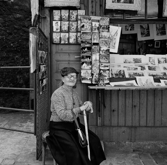 Bill PerlmutterPostcard Seller, Paris, 1956Fine Art Print auf Harman Gloss Baryta27 &times; 27 cm
