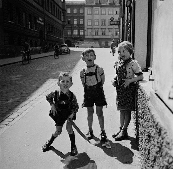 Bill PerlmutterOpen Wide, Germany, 1955Fine Art Print auf Harman Gloss Baryta25 &times; 25 cm