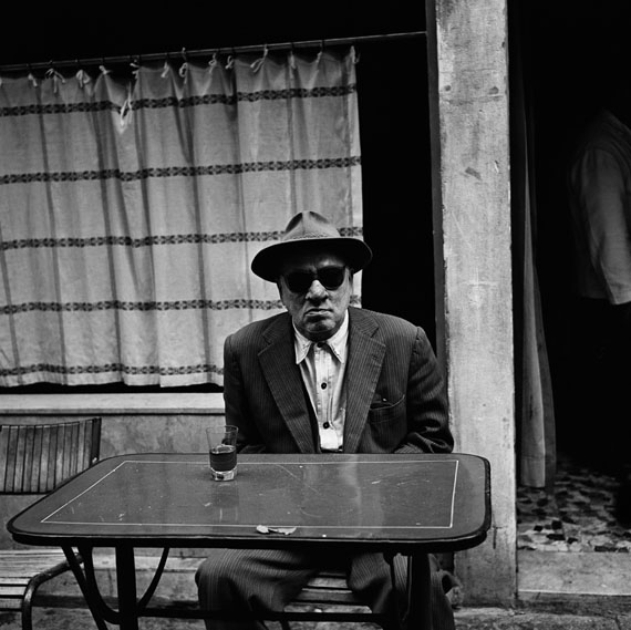 Bill PerlmutterMan With Dark Glasses, Italy, 1956Fine Art Print auf Harman Gloss Baryta27 &times; 27 cm