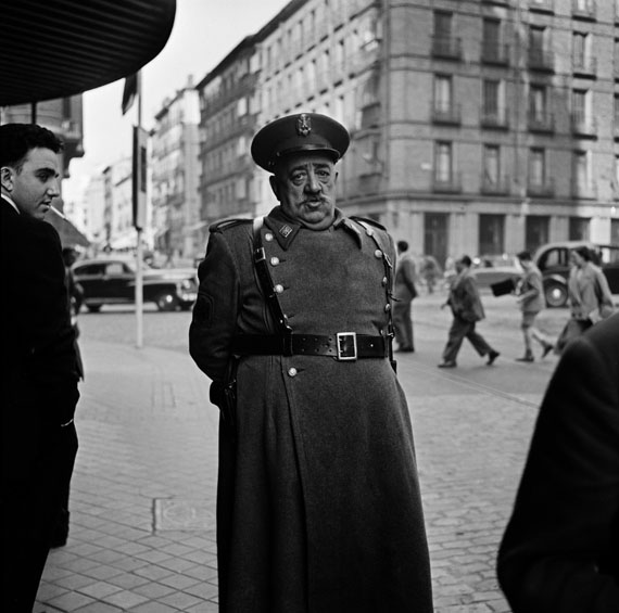 Bill PerlmutterPoliceman, Madrid, 1956Fine Art Print auf Harman Gloss Baryta40 &times; 40 cm