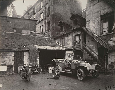 Eugène AtgetCours, 7 rue de Valence, juin 1922 (Courtyard, 7 Rue de Valence, June 1922)Series: Art dans le vieux ParisAlbumin print, 18 x 24 cm© Musée Carnavalet - Histoire de Paris, France