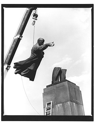 Antanas Sutkus: Good Bye, Party Friends, Litauen, Vilnius, 1991 © Münchner Stadtmuseum © Antanas Sutkus