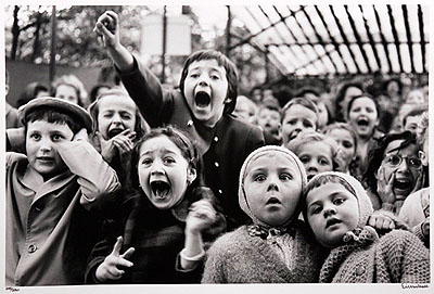 Lot 761 - Alfred Eisenstaedt (1898-1995). - Children at a puppet theatre, Paris 1963Estimation : 20 000 / 30 000 &euro;