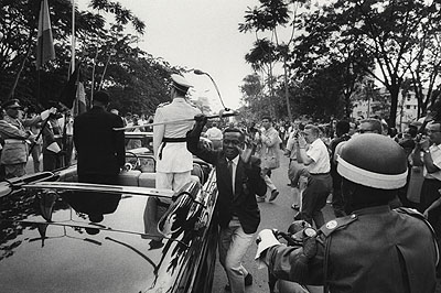 © Robert LebeckDer Degen des belgischen KönigsUnabhängigkeitstagLeopoldville, Kongo, 1960