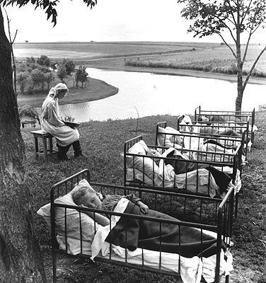 Sowjetunion, auf dem Lande.Krankenschwester neben Kinderbetten im Freien, 1965© Sammlung Ernst Volland / Heinz Krimmer