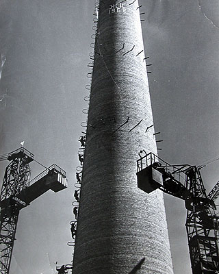 Bau eines Schornsteines.Don Bass Gebiet. Ukraine, 1962© Sammlung Ernst Volland / Heinz Krimmer
