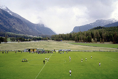 Hans van der MeerFC Lusitanos de Samedan – CB Laax, 3 – 1Ostschweizer Fussballverband 4. Liga – Gruppe 1Celerina, Schweiz, 16-05-2005Aus der Serie «Spielfelder – Landschaft des Amateur-Fussballs in Europa»C-Print auf Aluminium, 95 x 140 cm© Hans van der Meer