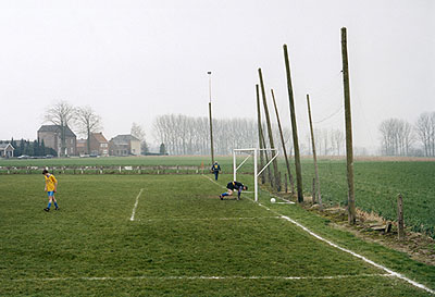 Hans van der MeerVK Nederzwalm – Horebeke, 2 – 1KVV 3e B zondagNederzwalm, Belgien, 06-02-2000Aus der Serie «Spielfelder – Landschaft des Amateur-Fussballs in Europa»C-Print auf Aluminium, 35 x 50 cm© Hans van der Meer