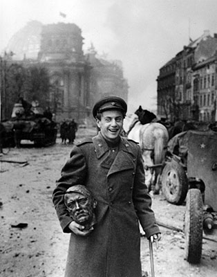 Berlin, Der Dichter Jewgeni Dolmatowski mit Hitlerkopf, 2. Mai 1945, 40 x 30,5 cm, signiert