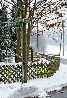 © Susan Hiller: Judengraben, Kronach. Aus: Snow Scenes (The J. Street Project). Courtesy: Galerie Volker Diehl Berlin, Timothy Taylor Gallery London