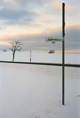 © Susan Hiller: Jüdenhain, Marienberg. Aus: Snow Scenes (The J. Street Project). Courtesy: Galerie Volker Diehl Berlin, Timothy Taylor Gallery London