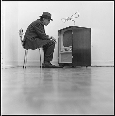 Lothar WollehJoseph Beuys Aktion Filz-TV, 196828x28 cm /31x31cm, 16 Silber Gelatine Prints auf Barytpapier