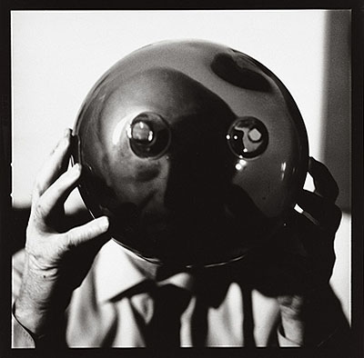 Lothar WollehLucio Fontana mit Kugel40 x 40 cm, Silbergelatine, Edition 15