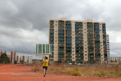 Jordi Colomer, Anarchitekton Brasilia, 2003, 70 x 110 cm, lambda print/dibond © Jordi Colomer